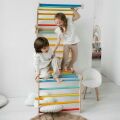 BusyKids Selbstgebauter Parallelbarren aus Holz mit Regenbogenstange